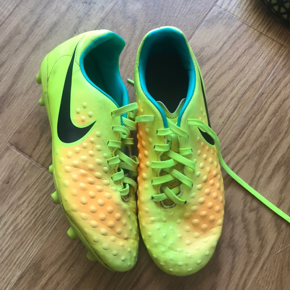 Youth cleats
